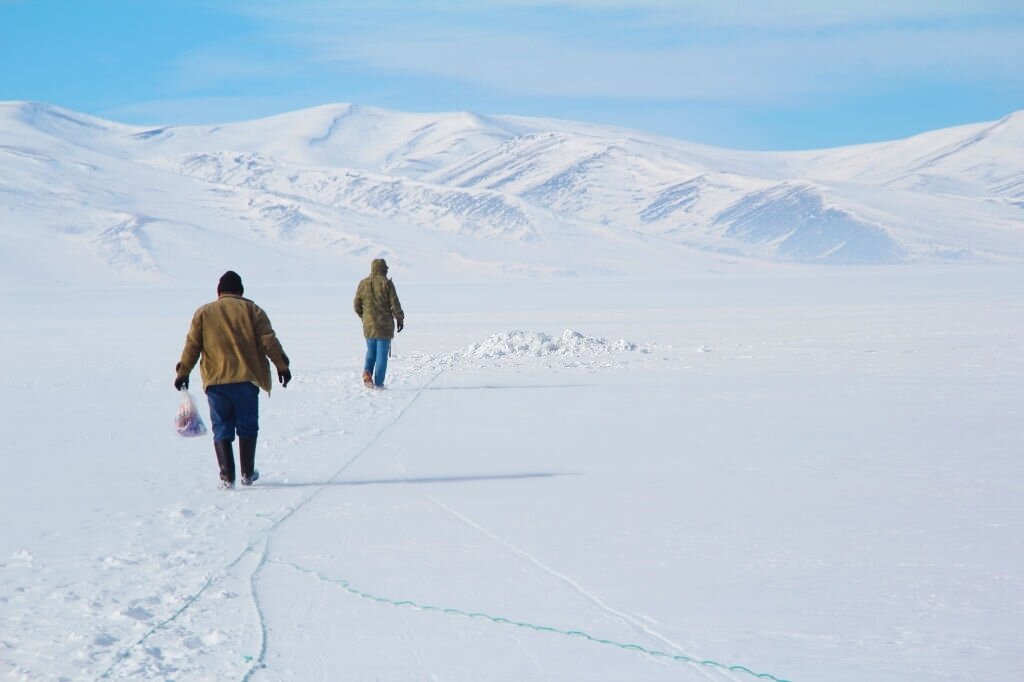 Buz tutmuş Çıldır Gölü'nde buz üzerinde yürüyüş