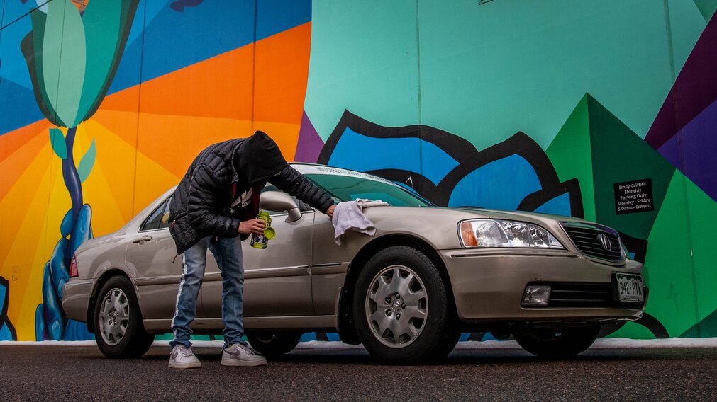 araba temizliği nasıl yapılır, oto temizlik yapan genç erkek