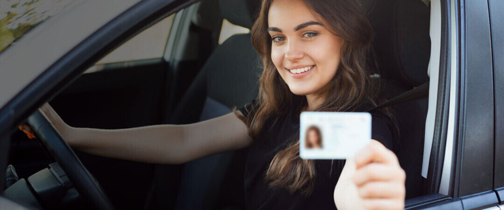 kimler araç kiralayabilir? yeni ehliyet almış genç kadın sürücü adayı