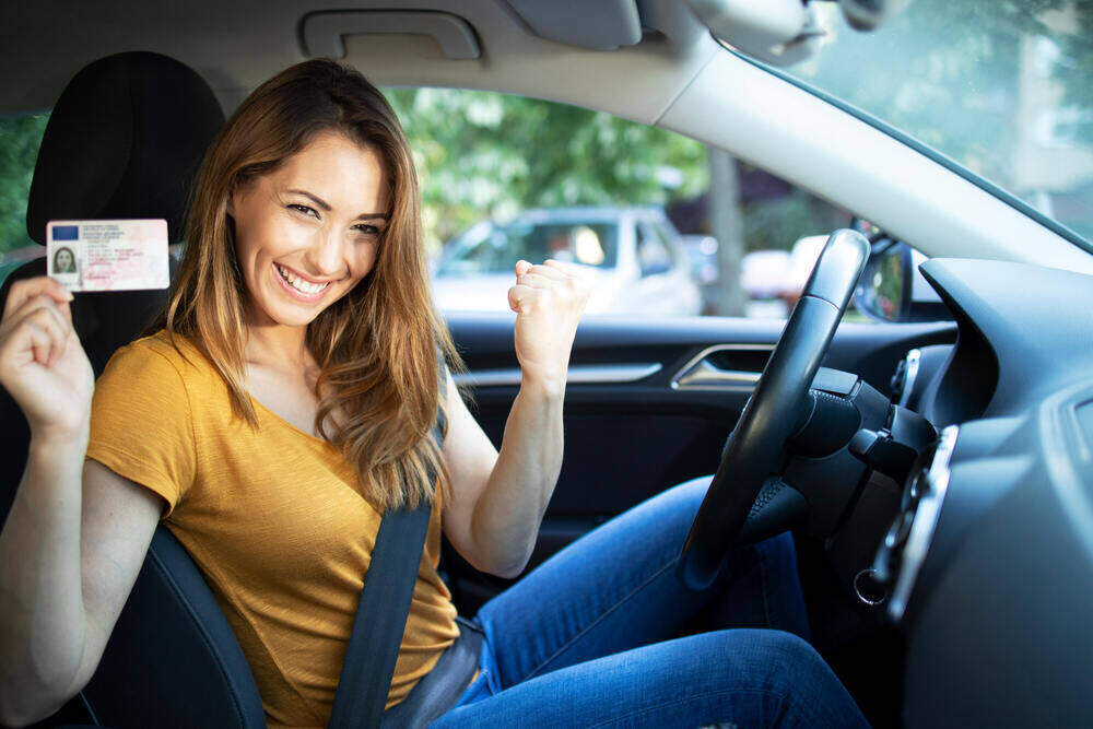 Kimler araç kiralayabilir, yeni ehliyet almış genç kadın sürücü