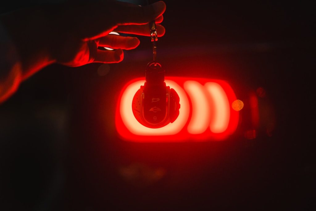 araç kiralama vale hizmeti, kırmızı arka lambasında parlayan araba anahtarı, otomobil anahtarı, araç anahtarı