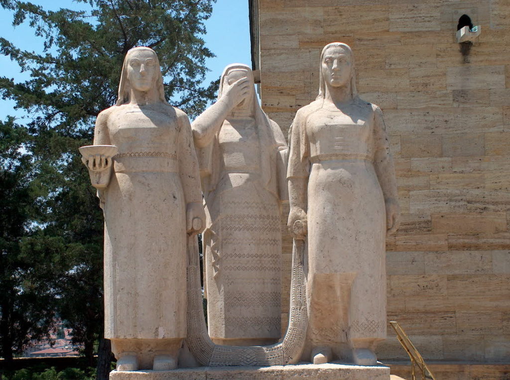anıtkabir gezisi, kadın heykelleri
