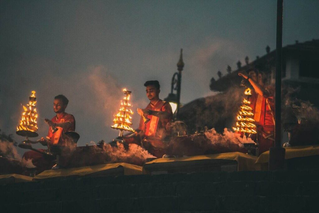 hindistan gezi rehberi, varanasi, tapınakta meditasyon yapan erkek keşişler