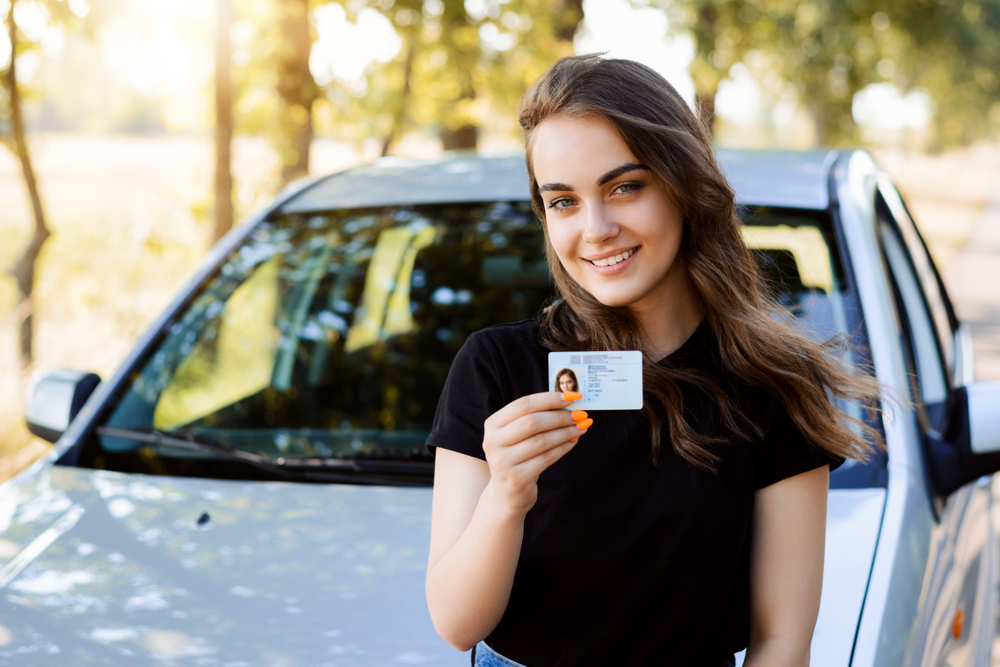 ehliyetini gösteren genç kadın sürücü adayı