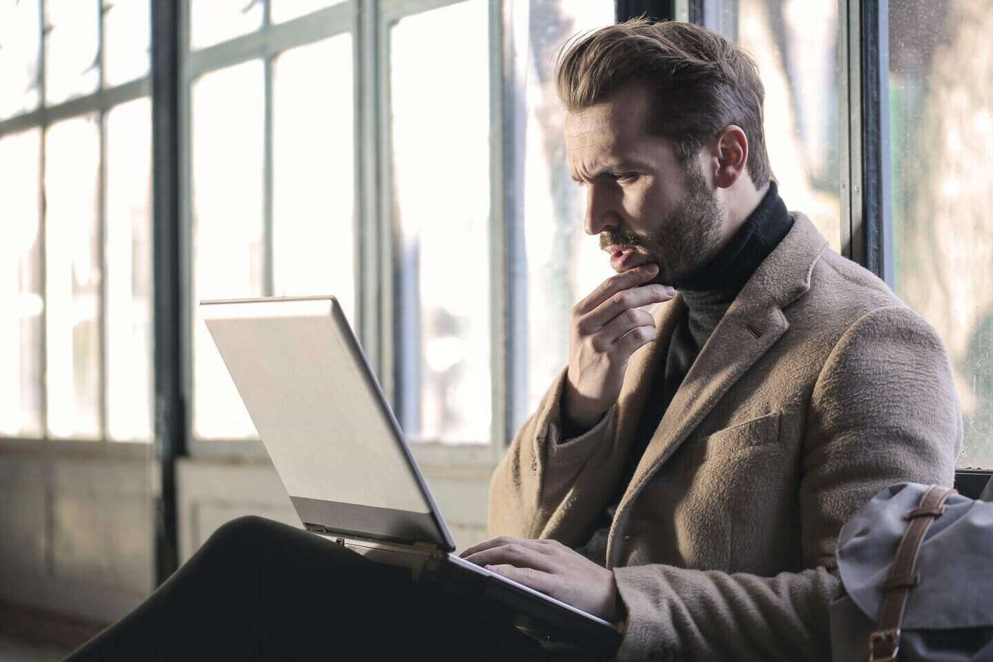 dizüstü bilgisayar ekranına bakan adam