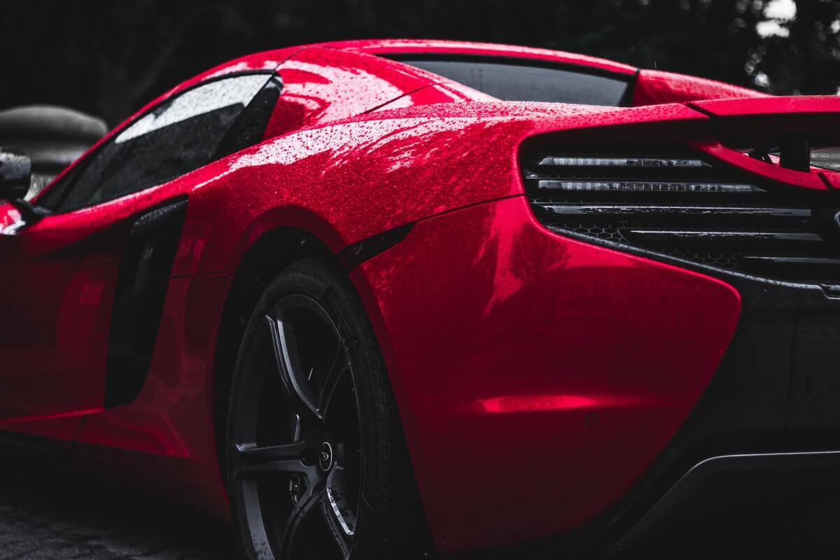 süper spor araba nedir, kırmızı spor otomobil arkadan görünüm