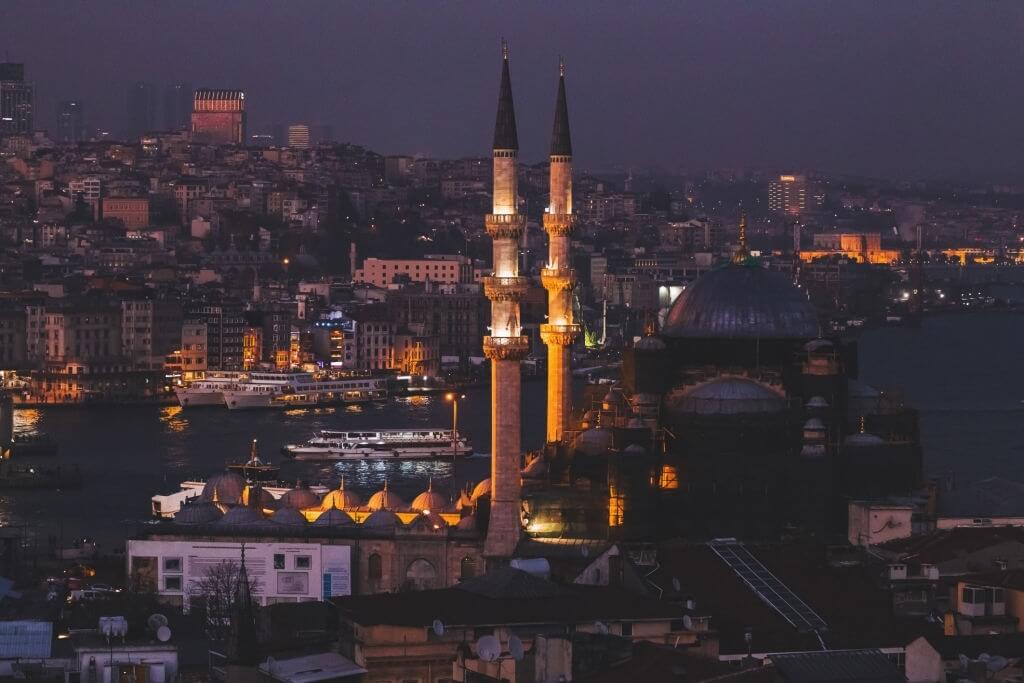 Eminönü Tarihi Hanlar, İstanbul, akşam cami manzarası