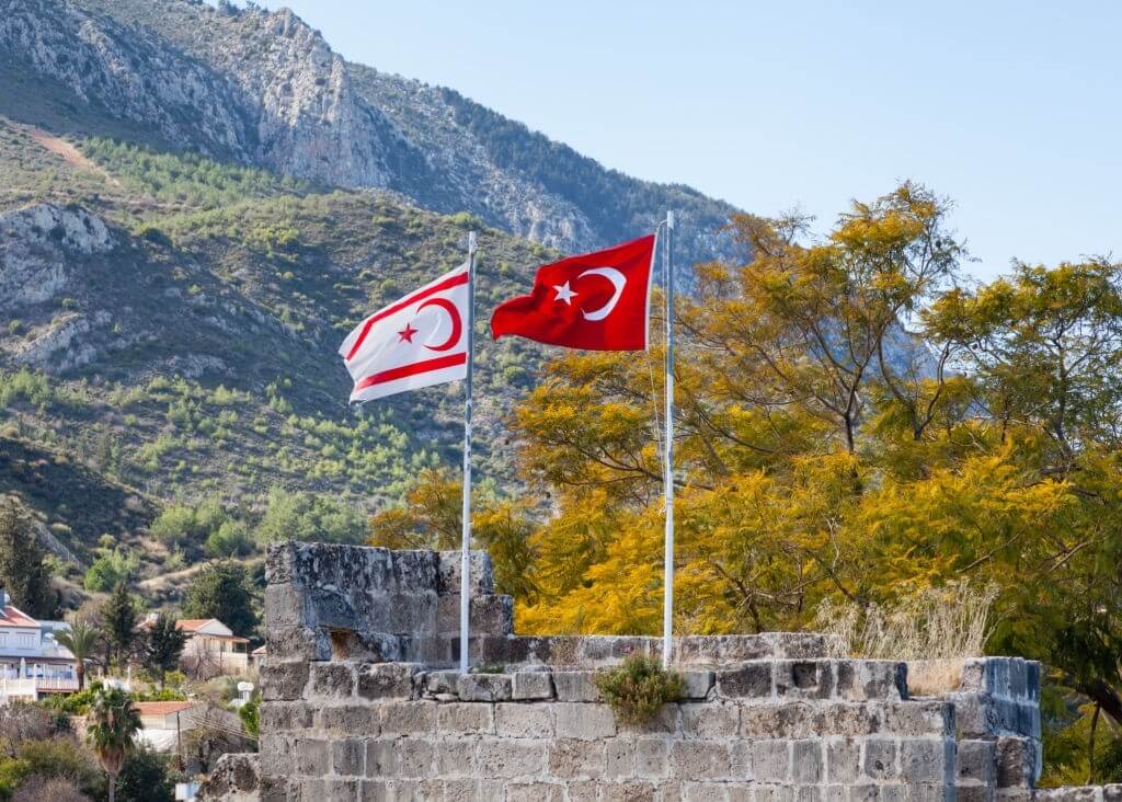 kuzey kıbrıs türk cumhuriyet bayrağı ve türk bayrağı yan yana