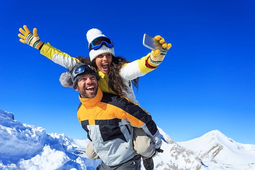 kışın balayı yerleri, kayak yapan mutlu çift