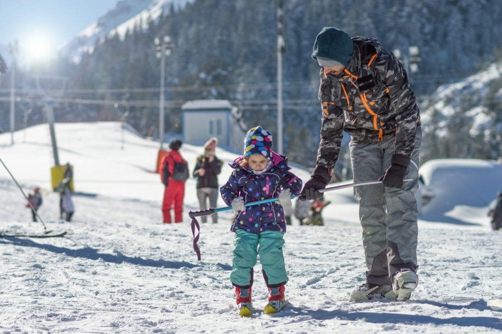 bulgaristan'da kayak yapan aile, bansko