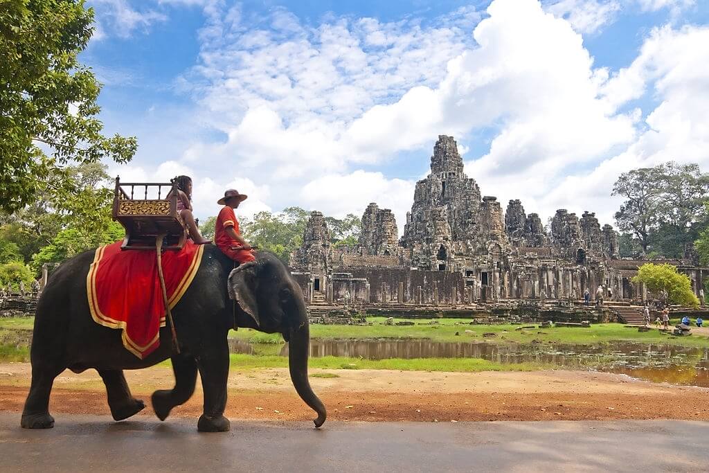 angkor wat önünde fil üzerinde kamboçyalı yerli