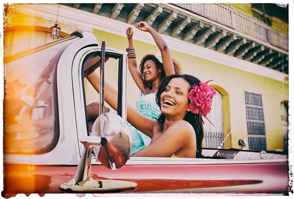kübalı genç kadınlar klasik otomobilde dans ediyor