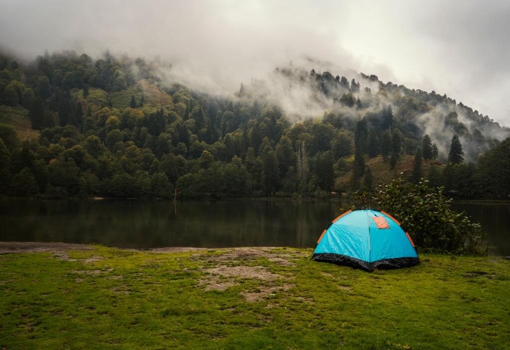 Türkiye kamp alanları, göl kenarında mavi çadır