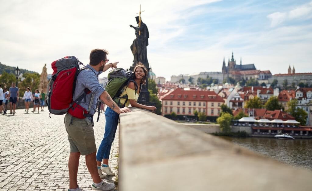 prag gezilecek yerler, sırt çantalı çift gezgin Prag Köprüsü'nde
