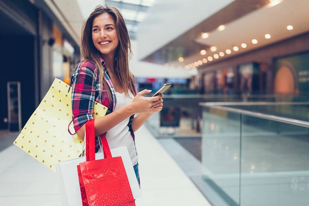 yurt dışından telefon getirmek, alışveriş yapan kadın