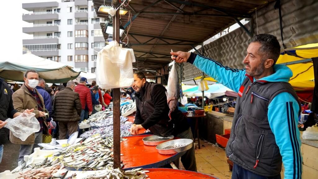 istanbul semt pazarında balık satan balıkçı