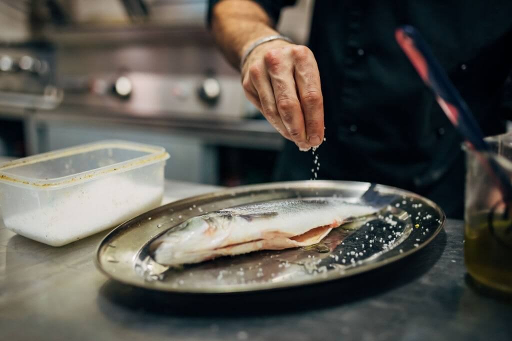 istanbul'da alkolsüz balık restoranları, balık tuzlayan aşçı şef