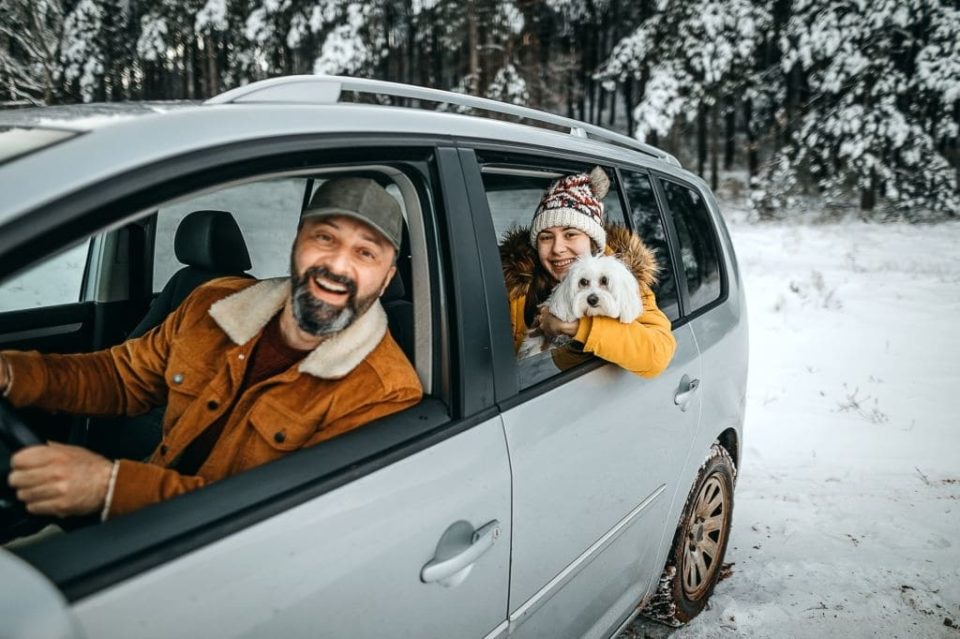 ocakta gezilecek yerler, arabayla kış tatiline çıkmış baba, kız ve köpek