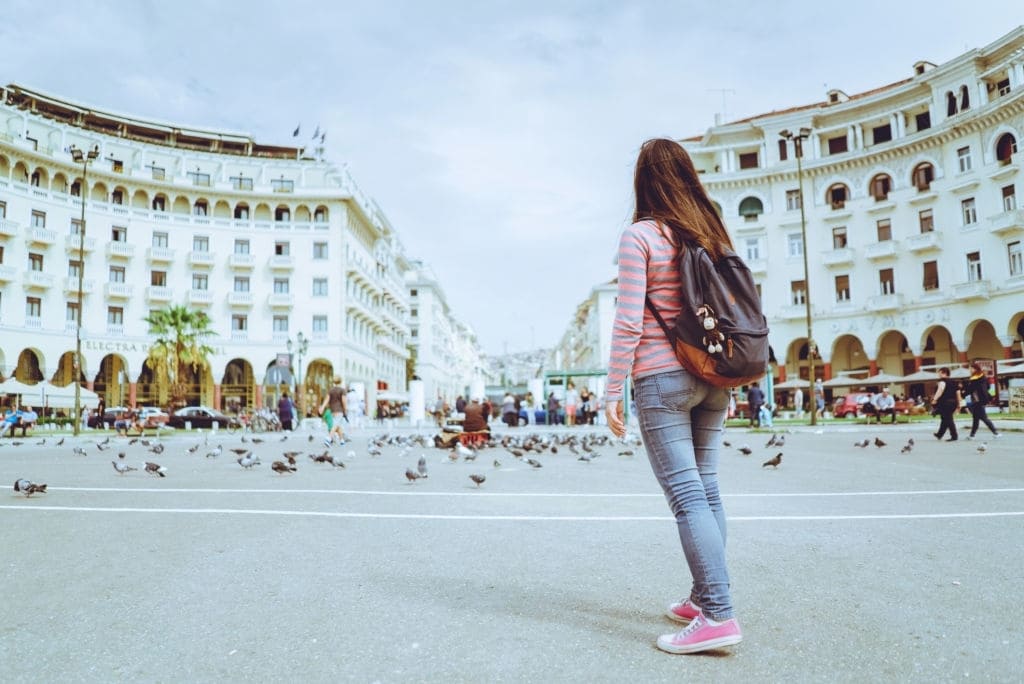Selanik gezilecek yerler, asistotales meydanında genç kadın gezgin
