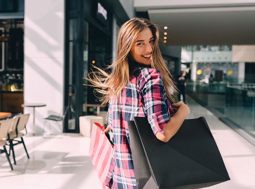 İzmir Alışveriş merkezleri, alışveriş yapan mutlu kadın