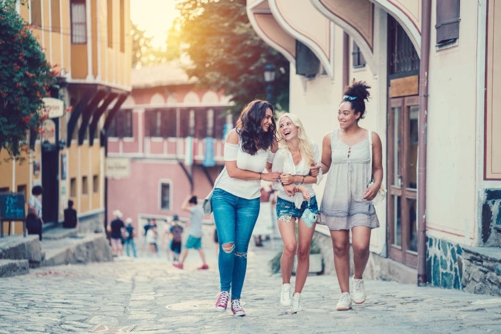 filibe plovdiv sokaklarında gezen genç gezgin kadınlar